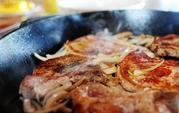 1. Этап. Жареные стейки свинины: 4. Встряхните сковороду, чтобы он равномерно распределился. Жарьте еще минуты 3-4.