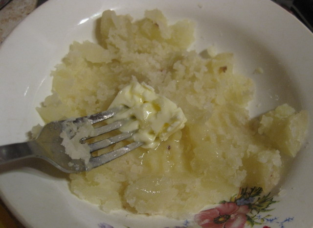 1. Этап. Картофель в фольге с сыром: Размять мякоть вилкой и добавить сливочное масло, посолить, добавить специи.