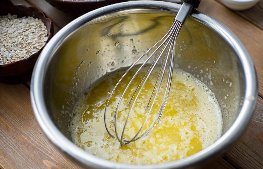 1. Этап. Булочки с овсяными хлопьями: Растопите в кастрюльке на маленьком огне сливочное масло, немного охладите и добавьте к сладкой яичной смеси. Перемешайте. Сдобная смесь готова.