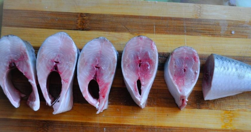 1. Этап. Дунайская селедка: Затем от тушки отрежьте хвост и голову. Нарежьте тушку одинаковыми кусками на 5-6 штук.