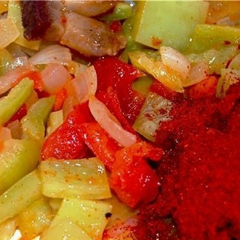 1. Этап. Чирке-паприкаш: Тушим всего 2-3 минуты, после чего всыпаем паприку. Хорошенько перемешиваем.