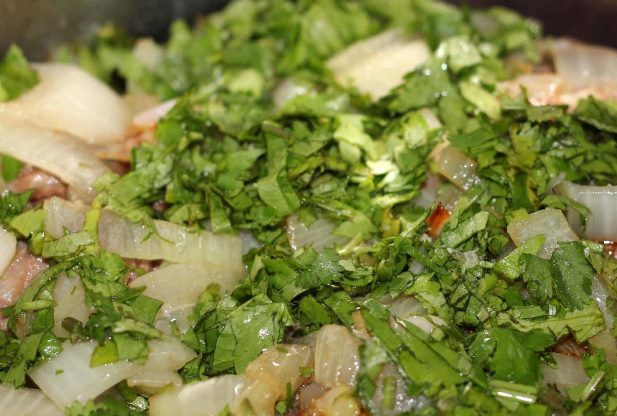 1. Этап. Козлятина в яично-лимонном соусе: К мясу и луку добавьте порезанную зелень, посолите и поперчите. Всё перемешайте и уложите в кастрюлю с толстым дном. Добавьте 2 стакана воды и тушите на среднем огне около 2 часов.