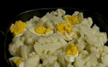 1. Этап. Цветная капуста в мультиварке: Выбираем режим «Варка на пару», капусту готовим 20 – 30 мин,а яйцо выбираем через 10 мин. Сваренное яйцо мелко нарезаем и затем посыпаем им готовую капусту.