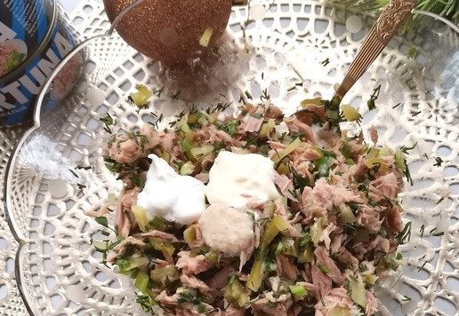 1. Этап. Салат Цветок моря: Заправить сметаной, майонезом, хреном и специями. Перемешать. *Если подавать салат в вазочке, то количество сметаны и майонеза можно увеличить.