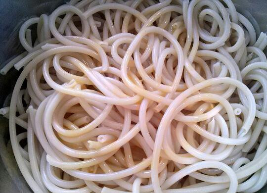 1. Этап. Пастицио: Отварите макароны согласно инструкции на пачке. Слейте воду с макарон. Одно яйцо взбейте с солью и перцем с помощью вилки, добавьте к макаронам и перемешайте.