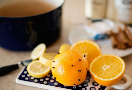 1. Этап. Белый глинтвейн: 2. Гвоздику поместите в апельсин вот таким образом.