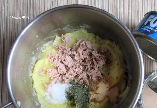 1. Этап. Картофельные крекеры с тунцом Новогодний хруст: Добавьте филе тунца без жидкости, чесночный порошок, укроп, соль и смесь перцев. Перемешайте.