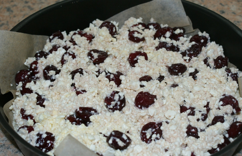 1. Этап. Творожная ватрушка из песочного теста: Поверх теста выложите начинку.