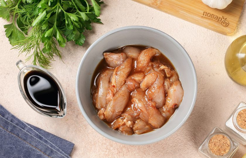 1. Этап. Жареная соевая спаржа с курицей: Куриную грудку нарежьте полосками, добавьте сок лимона, соевый соус и специи по вкусу. Перемешайте и оставьте мариноваться.