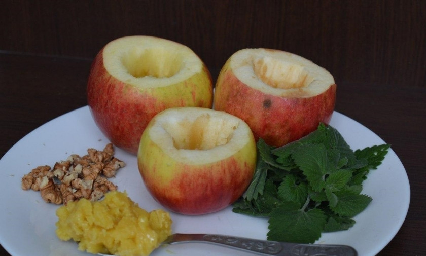 1. Этап. Диетический десерт из яблок: 1. Яблоки мою, срезаю верхушку и вычищаю серединку (удаляю косточки и убираю немного мякоти), оставляю стеночки в толщину около 1 сантиметра. Орехи чищу от скорлупы и перепонок.