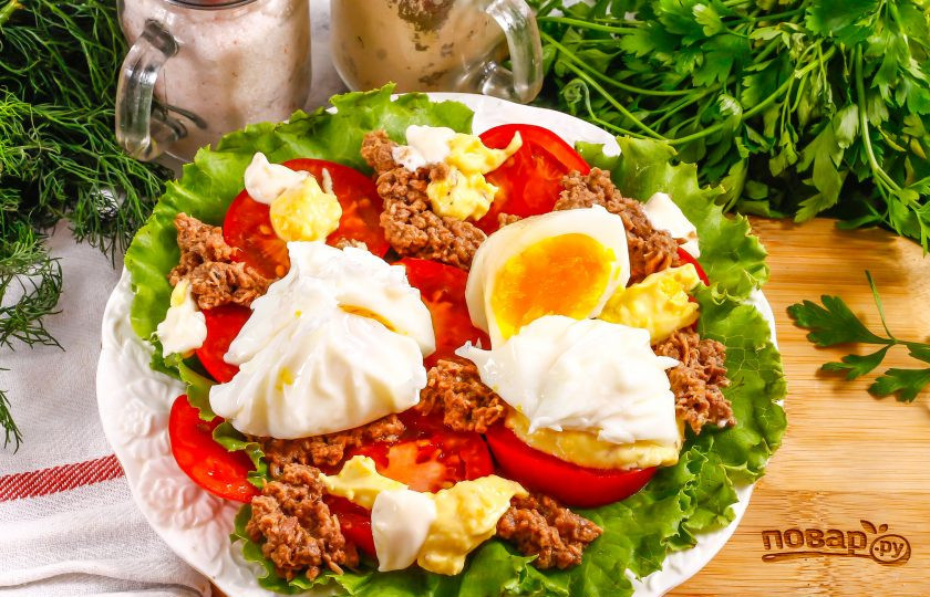 1. Этап. Салат с тунцом и яйцом пашот: Аккуратно извлеките яйца пашот из воды, удалите пленку и выложите их на тарелку. Добавьте майонез любой жирности, соус.