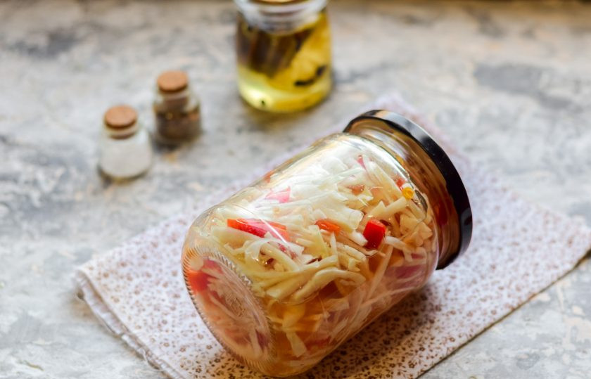 1. Этап. Простой салат из капусты на зиму: Закатайте банку герметично и поставьте дном вверх, укройте и оставьте на сутки.