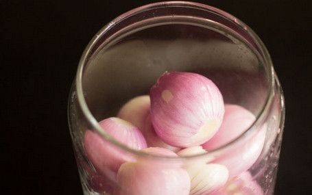 1. Этап. Маринованный шалот: 3. Выложите в небольшую баночку.