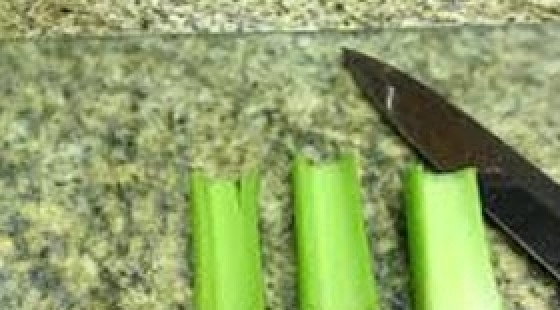 1. Этап. Суп рисовый с картофелем: Нарежьте крупными кусочками стебель сельдерея.