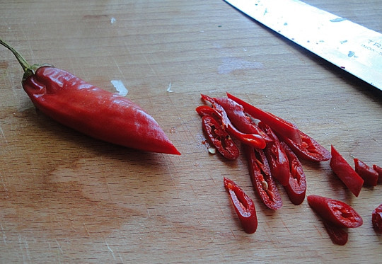 1. Этап. Чакапули из телятины: Мелкими колечками нарежьте острый перец.