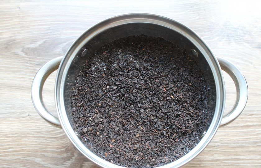 1. Этап. Скумбрия в бутылке как копченая: Налейте в кастрюлю воду, добавьте соль, сахар и насыпьте черный чай.