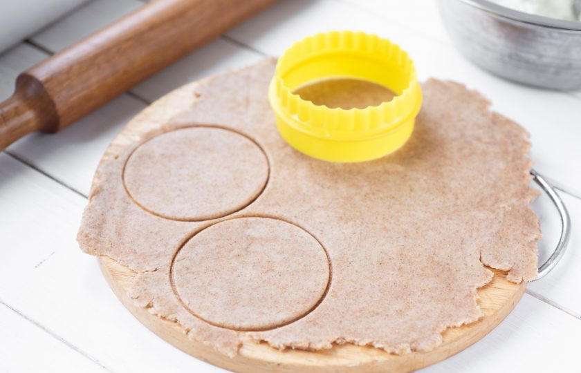 1. Этап. Диетические вареники: Тесто из цельнозерновой муки раскатайте скалкой в максимально тонкий пласт, круглой вырубкой выдавите кружочки-заготовки будущих вареников.