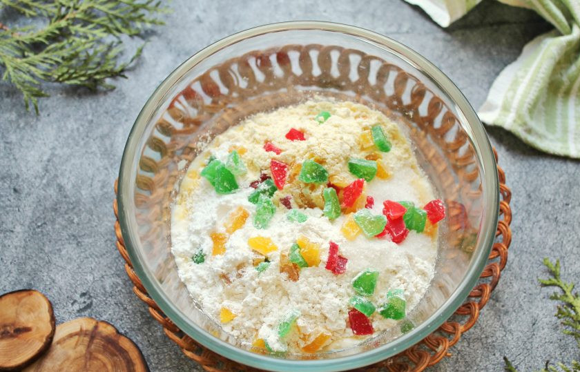 1. Этап. Кукурузные кексы с цукатами: Цукаты порежьте на мелкие кусочки и выложите в чашу, все хорошо перемешайте до однородного теста с цукатами.