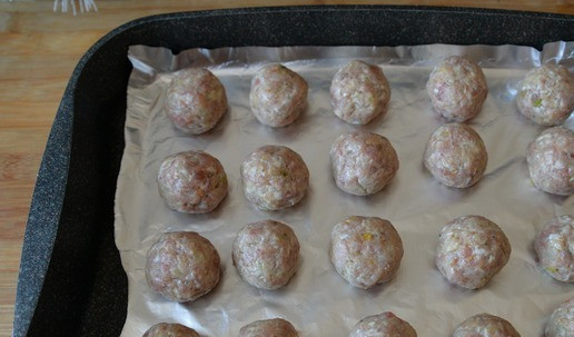 1. Этап. Фрикадельки из индейки в цитрусовой глазури: Застилаем противень фольгой, кладём фрикадельки. Ставим в нагретую до 200 градусов духовку для запекания фрикаделек на 25 минут.