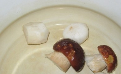 1. Этап. Маринованные грибочки: Грибы хорошо промойте. Отрежьте у боровиков грубые ножки. Оставшуюся часть достаточно крупно нарежьте.