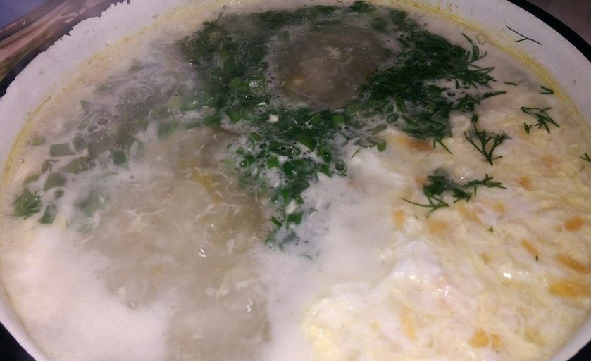 1. Этап. Суп из хека с рисом и яйцом: 9. В самом конце добавьте зелень (я добавляла лук и укроп).