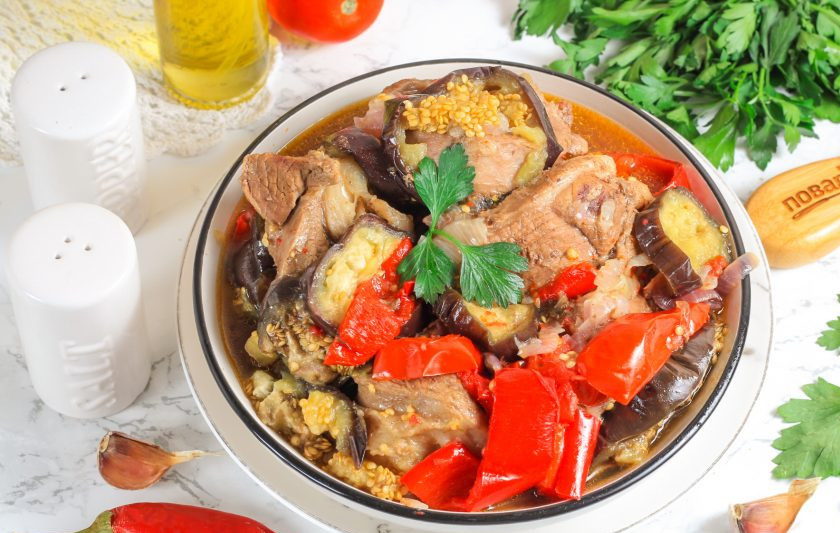 1. Этап. Хашлама с баклажанами: Готовую хашламу с баклажанами выложите в глубокие тарелки или пиалы и подайте к столу горячей.