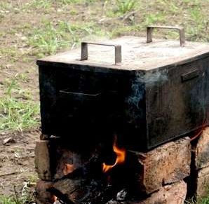 1. Этап. Копченый линь: Рыбку хорошо посолите, натрите чесноком. Разведите коптильню.