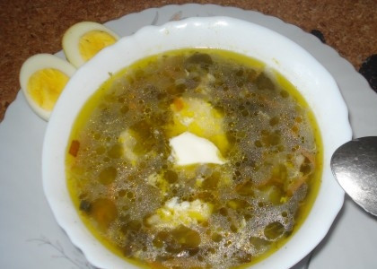 1. Этап. Щи из морской капусты: 7. Подавать к столу щи из морской капусты в домашних условиях можно с отварным яйцом и сметаной. Приятного аппетита!