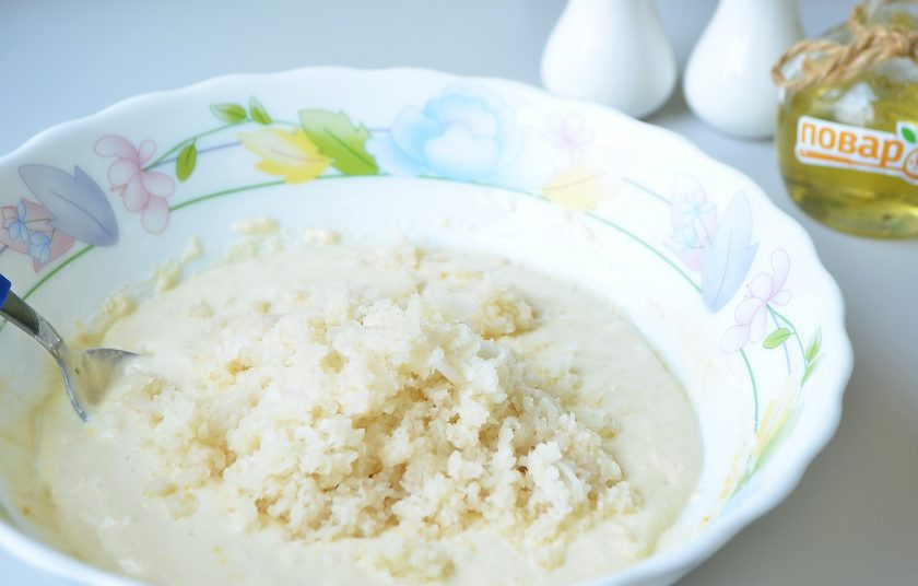 1. Этап. Блины из цветной капусты на кефире: 3. Цветную капусту промойте, обсушите бумажным полотенцем и натрите на мелкой терке. Введите в тесто.