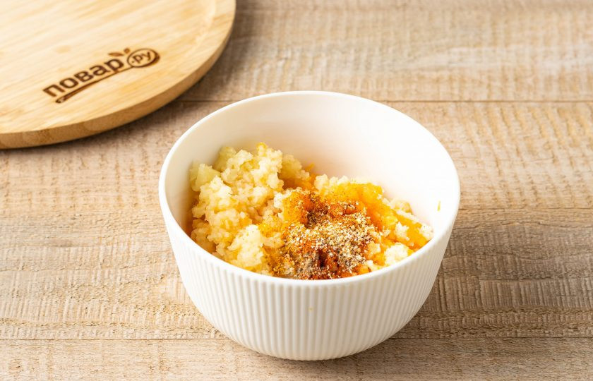 1. Этап. Котлеты из тыквы и манки: Добавьте соль и специи, перемешайте.