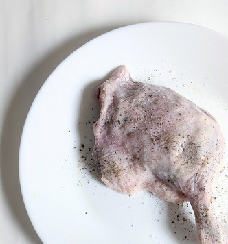 1. Этап. Нежные утиные ножки с ароматным маслом: Поперчить и посолить с обеих сторон, проделать тоже самое с остальными ножками.