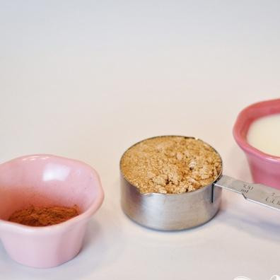 1. Этап. Хлеб с корицей: 5. Сделать начинку. Смешать корицу и сахар в миске.