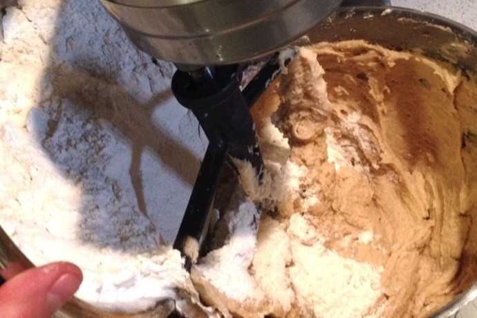 1. Этап. Быстрое песочное печенье с шоколадом: 3. Введите смесь сухих ингредиентов и перемешайте тесто.