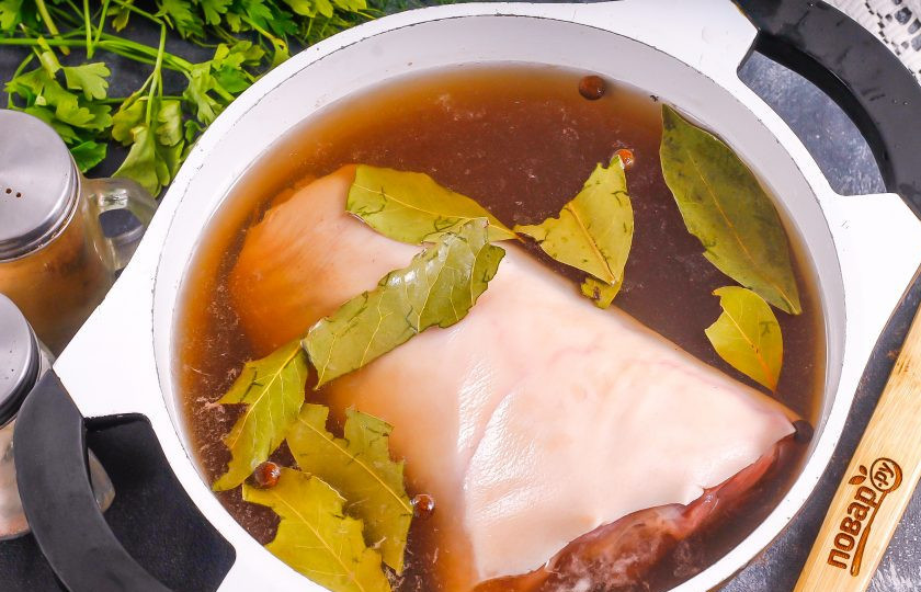 1. Этап. Свиная рулька в вине: Всыпьте соль, влейте красное вино и воду. Поместите емкость на плиту и доведите до кипения. Затем нагрев убавьте и варите рульку под крышкой примерно 1,5-2 часа в зависимости от ее величины.