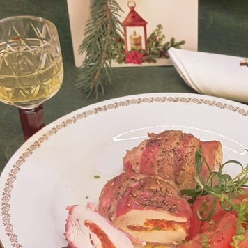 1. Этап. Индейка с томатами и беконом: Мы давно мясные изделия подаем с салатом, без гарнира. Но вы можете приготовить свой любимый гарнир. Я обычно на одном общем блюде подаю 