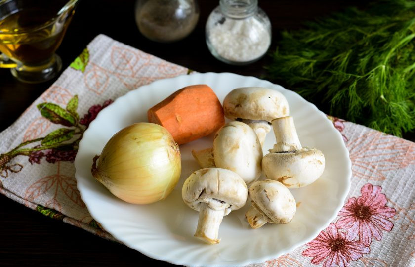 1. Этап. Грибной холодный суп на воде: Подготовьте ингредиенты для приготовления грибного холодного супа.