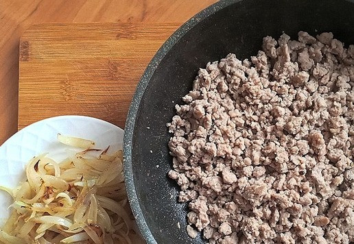 1. Этап. Суздальский яблочник: Отдельно от фарша обжариваем на сковороде лук, порезанный перьями в сливочном масле. Переложим лук на тарелку. В этой же сковороде, выложив ещё кусочек масла, обжарим до готовности фарш. Посолим и поперчим его по вкусу.