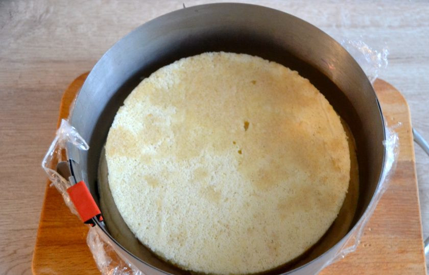 1. Этап. Торт Груши в карамели: Выложите в форму на мусс грушевое конфи таким образом, чтобы конфи оказалось внизу, а бисквит сверху.