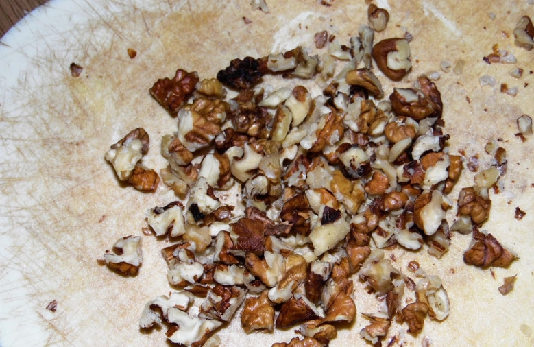 1. Этап. Салат из маринованной морской капусты: 2. Теперь измельчим орехи. Если любите, можете их предварительно больше обжарить.