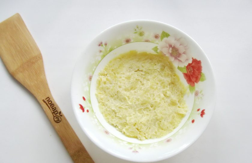 1. Этап. Салат Рыбки в пруду со шпротами: Картофель отварите, охладите и натрите на терке. Смешайте с майонезом и посолите по вкусу. Выложите в салатник первым слоем.