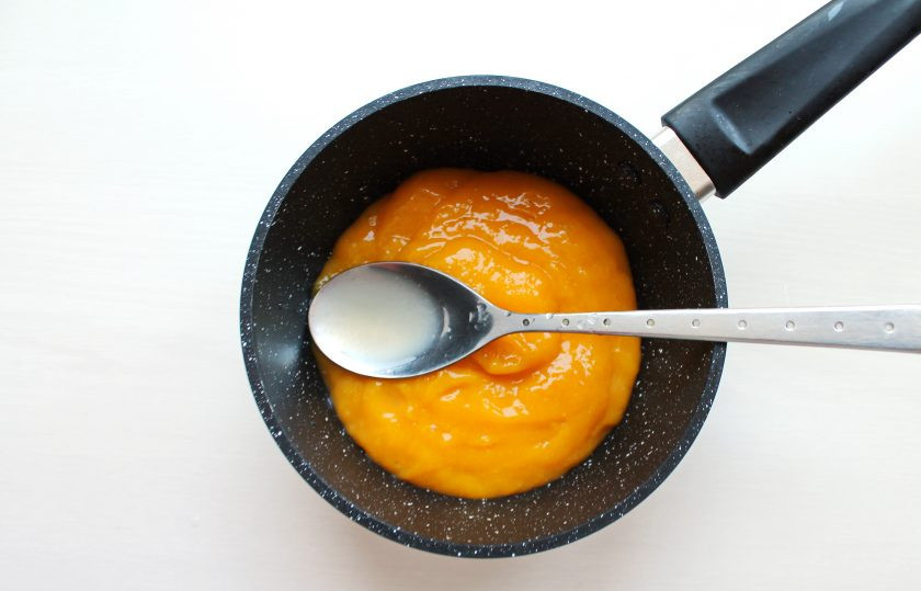 1. Этап. Суфле из манго: Переложите пюре в кастрюлю и добавьте лимонный сок.