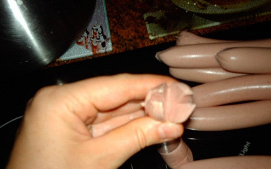 1. Этап. Картофель с сосисками в духовке: 3. Очистить сосиски и слегка надрезать по краям. Также можно сделать небольшие надрезы по всей поверхности сосиски.