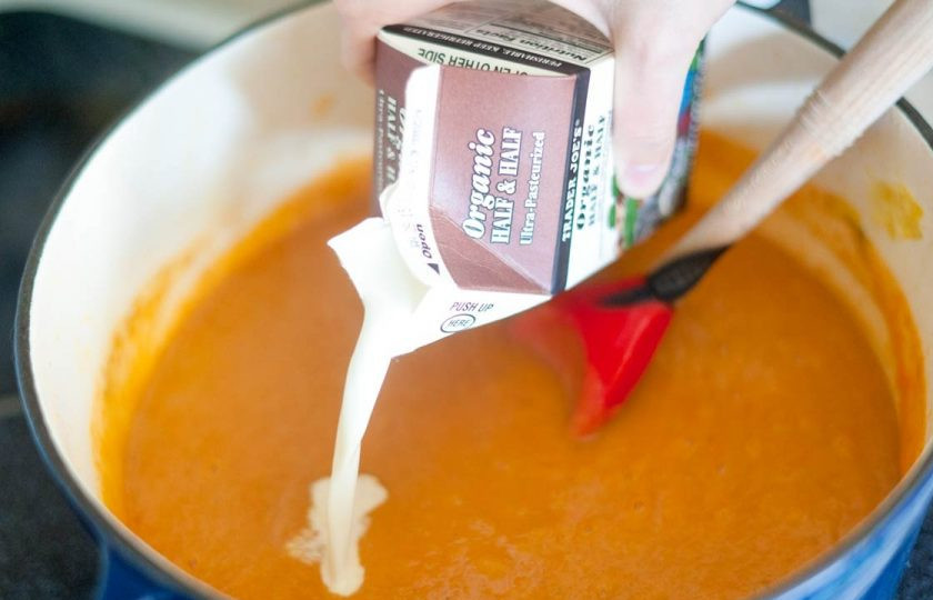 1. Этап. Простой суп: После закипания проварите все 15 минут, удалите лаврушку и тимьян, перебейте суп блендером и добавьте молоко или сливки.