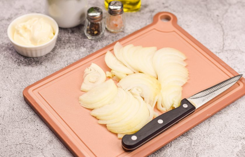 1. Этап. Классический рецепт мяса по-французски: Очистите репчатый лук и сполосните, после нарежьте лук полукольцами.