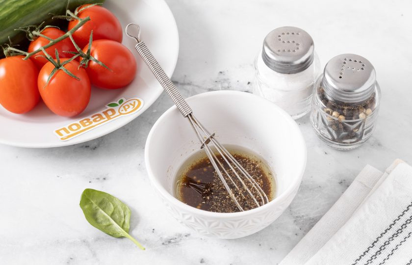 1. Этап. Салат со шпинатом, помидорами и огурцами: Для заправки смешайте оливковое масло с бальзамическим уксусом, медом и дижонской горчицей. Добавьте соль и молотый перец по вкусу.