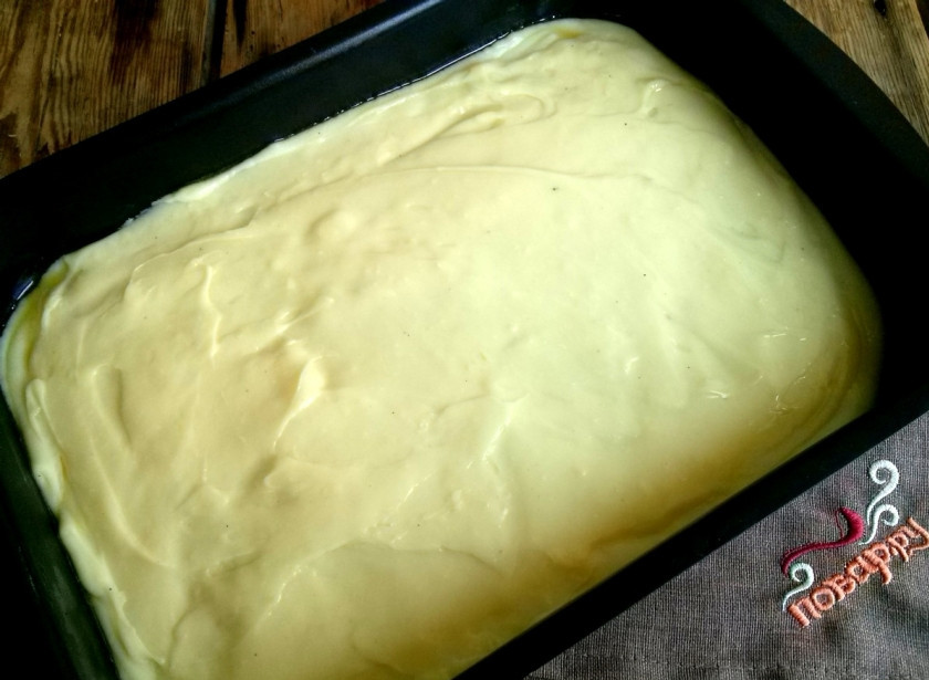 1. Этап. Жареное молоко: Смажьте форму маслом, вылейте в неё заварной крем, разровняйте. Моя форма размером 30х21см. Оставьте форму открытой при комнатной температуре на несколько часов до застывания крема. У меня крем застыл за 1 час.