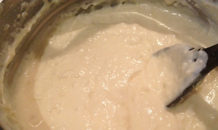 1. Этап. Цветная капуста запеченная в духовке со сливками: Добавляем мускатный орех и опять все хорошенько перемешиваем.