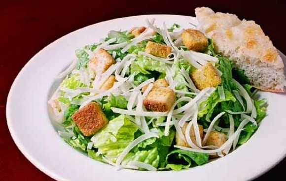 1. Этап. Салат Цезарь по-домашнему: На салатные листья выложить крутоны и полить остатками соуса. Посыпать тертым пармезаном. Подавать салат сразу, пока крутоны остаются хрустящими. Приятного аппетита!:)