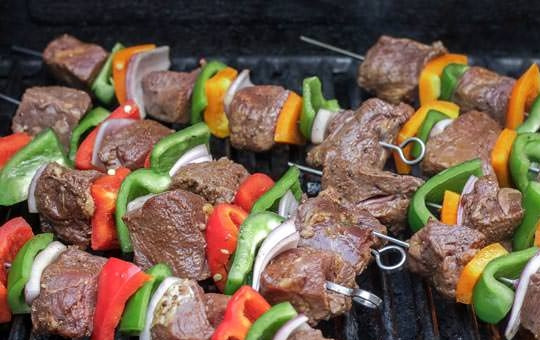 1. Этап. Быстрый рецепт шашлыка: 5. Выложите мясо на гриль и обжаривайте 4 минуты, затем переверните и обжаривайте еще 4-5 минут.