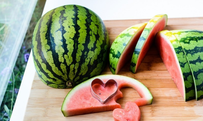 1. Этап. Салат с арбузом и брынзой: Арбуз помыть, порезать на дольки толщиной 1,5 см, формочкой вырезать сердечки.